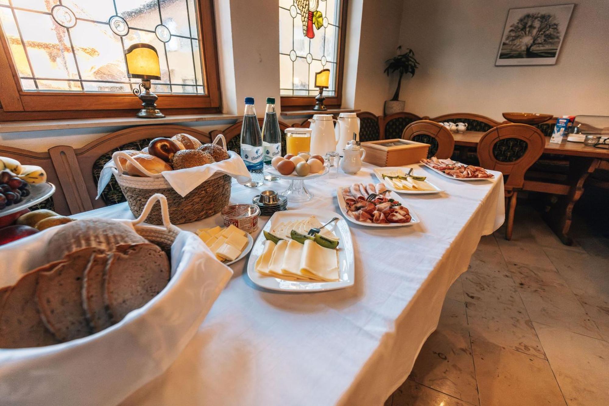 Krone Das Hotel 타우베레테르스하임 외부 사진